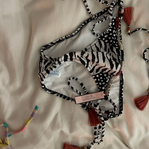 NWT Victoria’s Secret medium top and small bottom bikini - Picture 4 of 13